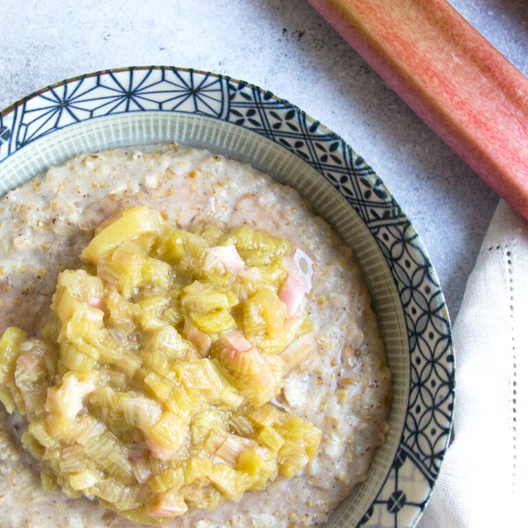 Porridge mit fruchtigem Rhabarber Vegan &amp; Glutenfrei - Tasty Katy