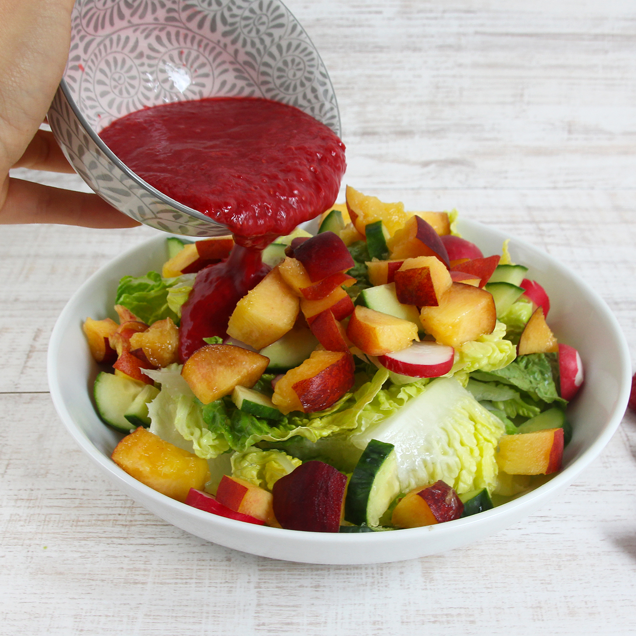 Pfirsich-Sommersalat mit Himbeer-Dressing - Tasty Katy