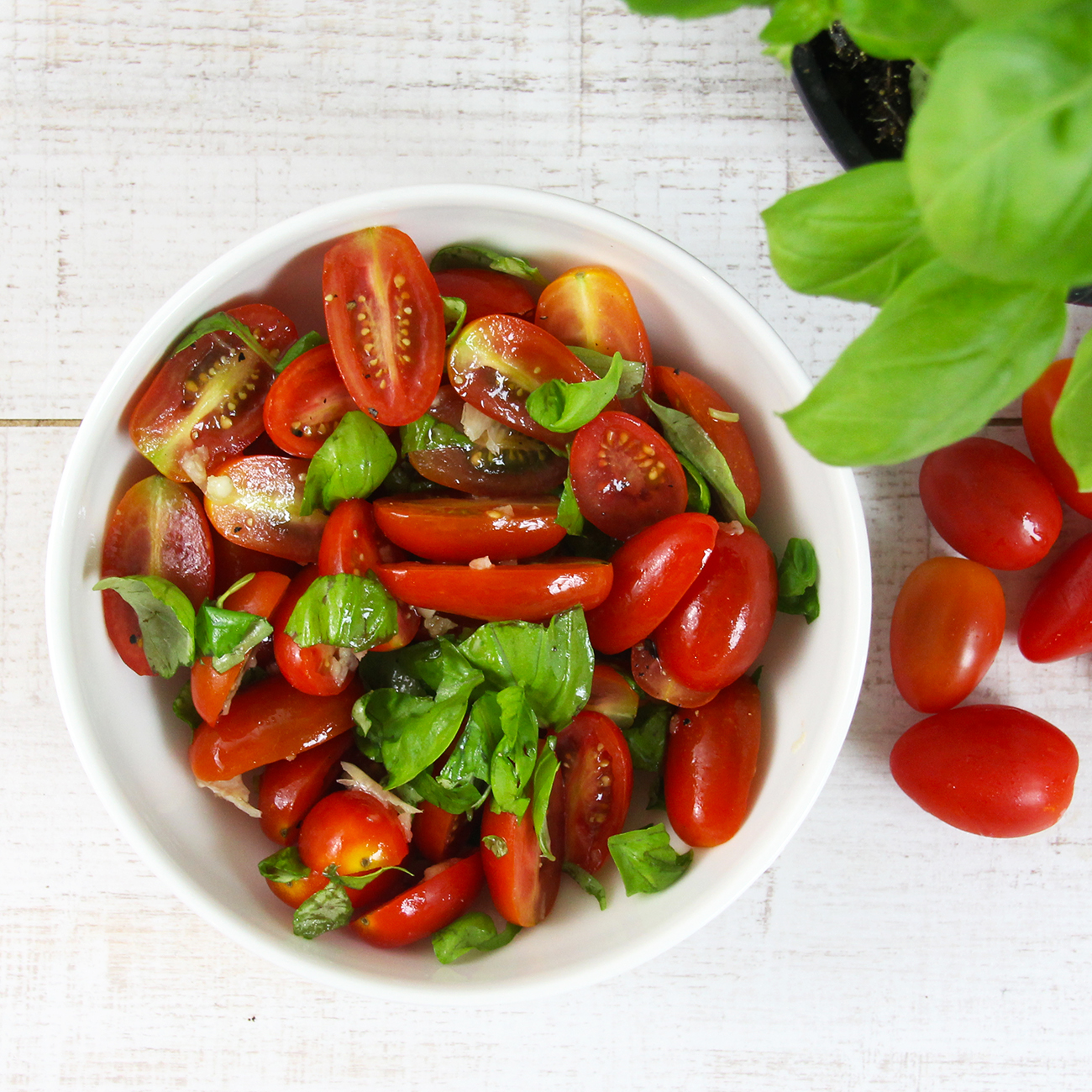 Tomaten-Basilikum-Salat vegan &amp; sommerlich - Tasty Katy