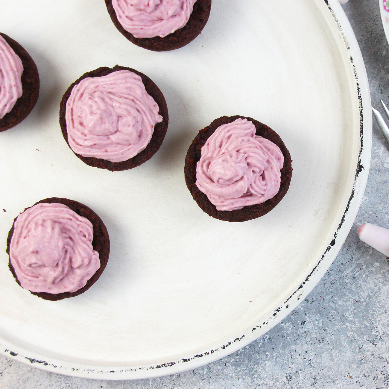 Rote Beete-Schoko Muffins mit Himbeer-Kokos-Frosting - Tasty Katy