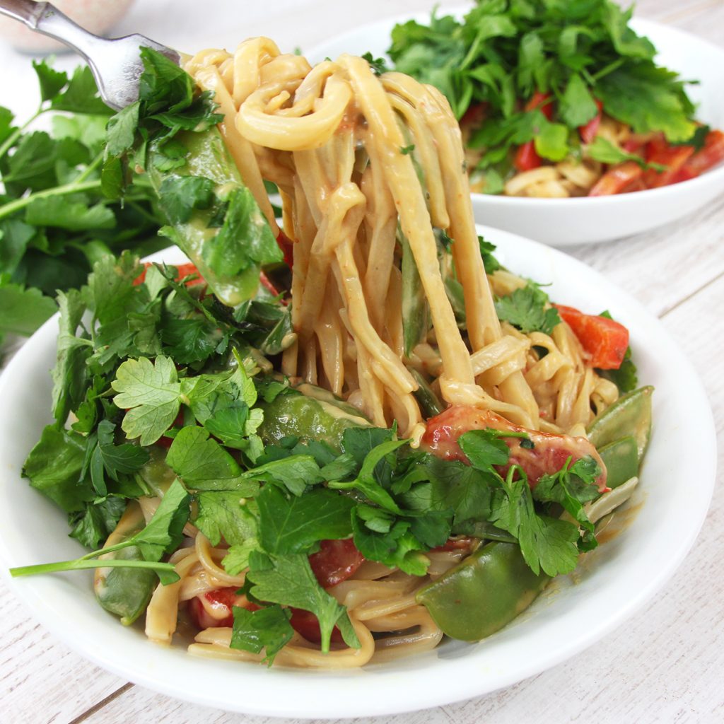 Warme Reisnudelpfanne mit Erdnuss-Soße - Tasty Katy