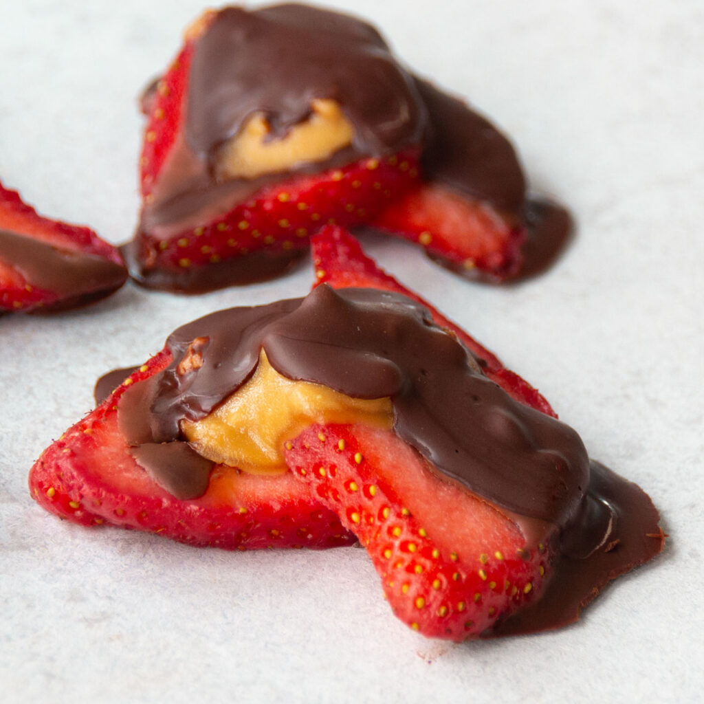 Erdbeer-Schoko-Bites gefüllt mit Erdnussmus nah fotografiert