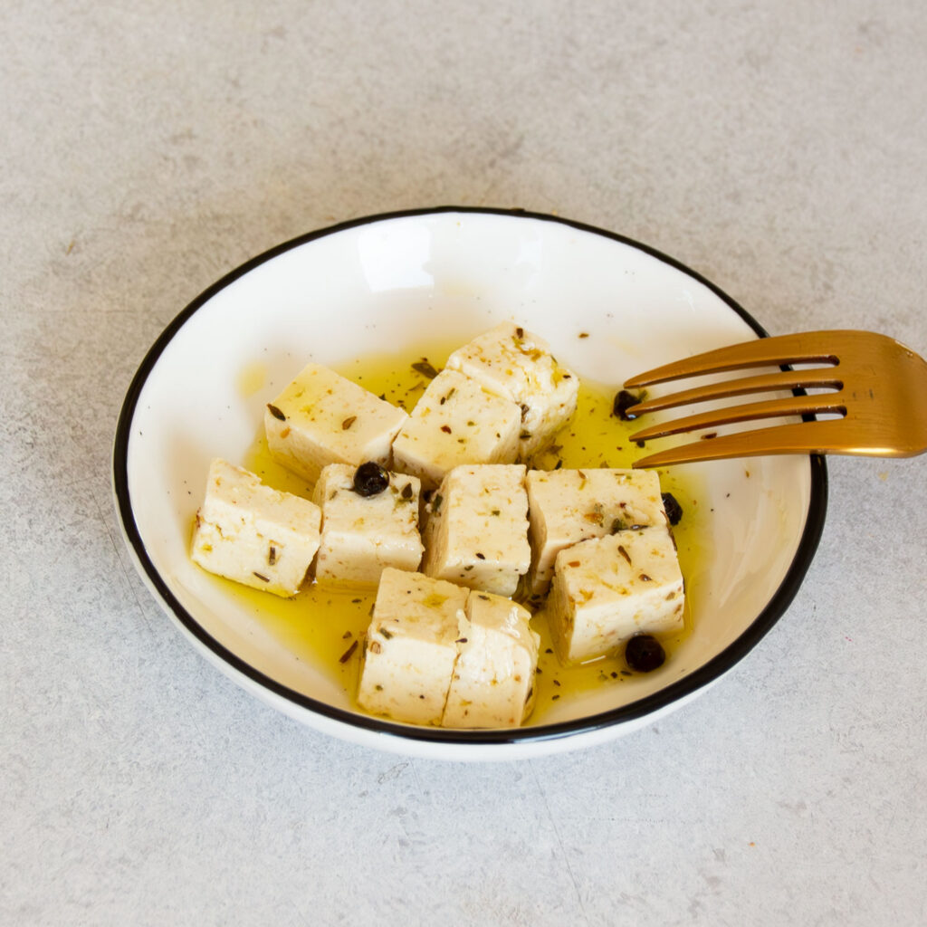 Ein kleiner Teller gefüllt mit Tofu "Feta".