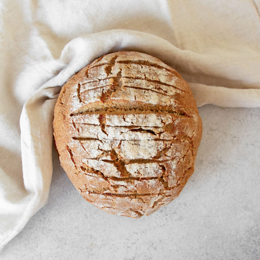 Ein Leib Glutenfreies Sauerteigbrot von oben zu sehen.