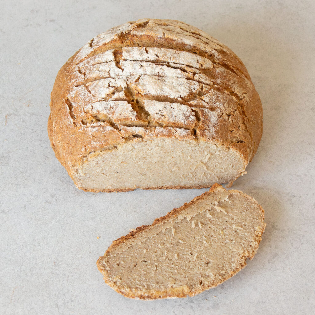 Glutenfreies Sauerteigbrot aufgeschnitten zu sehen,