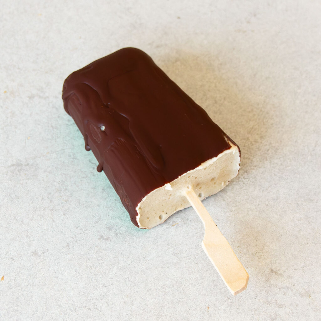 Gesundes Eis am Stil - zuckerarm & cremig von schräg oben fotografiert.