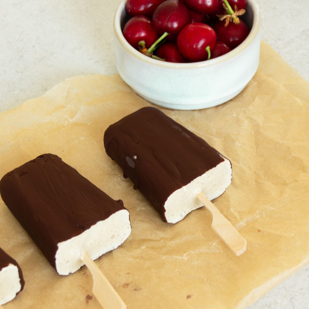 Gesundes Eis am Stil - zuckerarm & cremig, mehrere liegen nebeneinander.