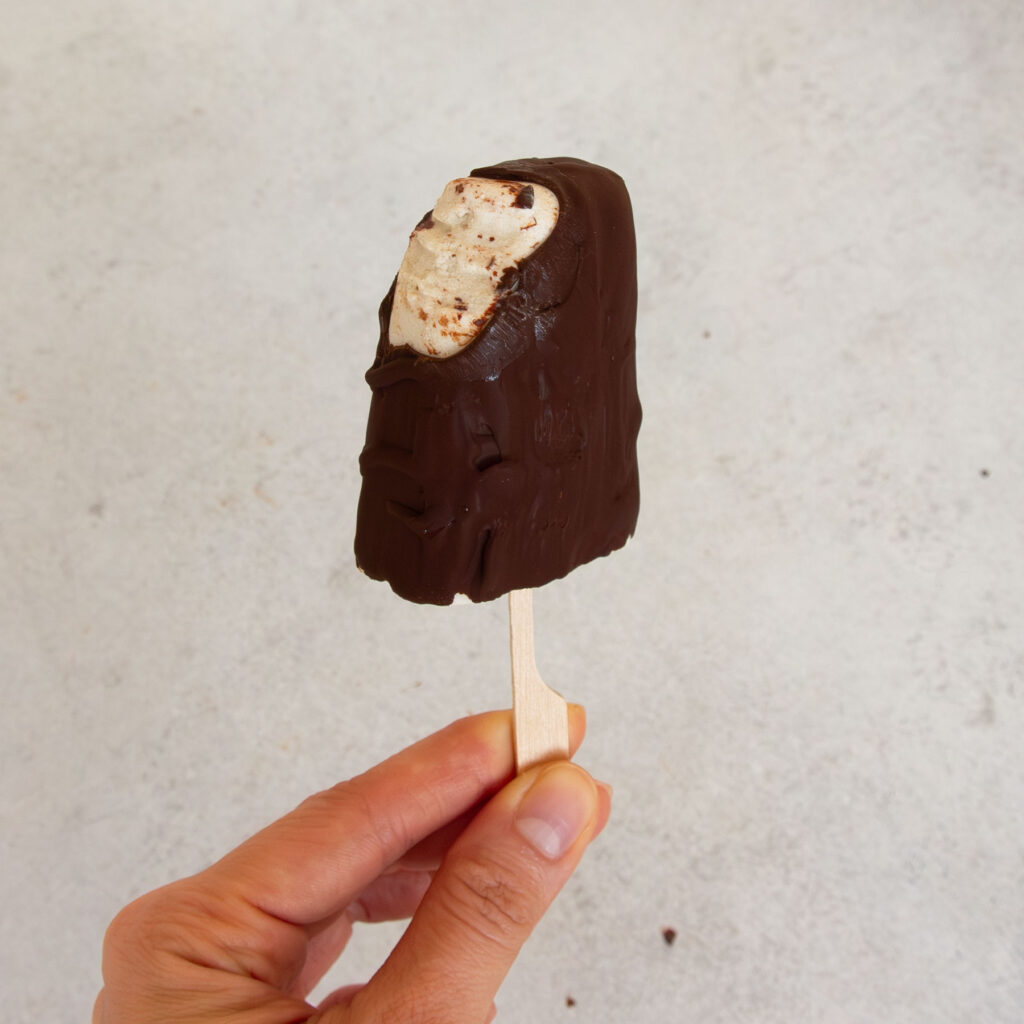 Gesundes Eis am Stil - zuckerarm & cremig, angebissen.