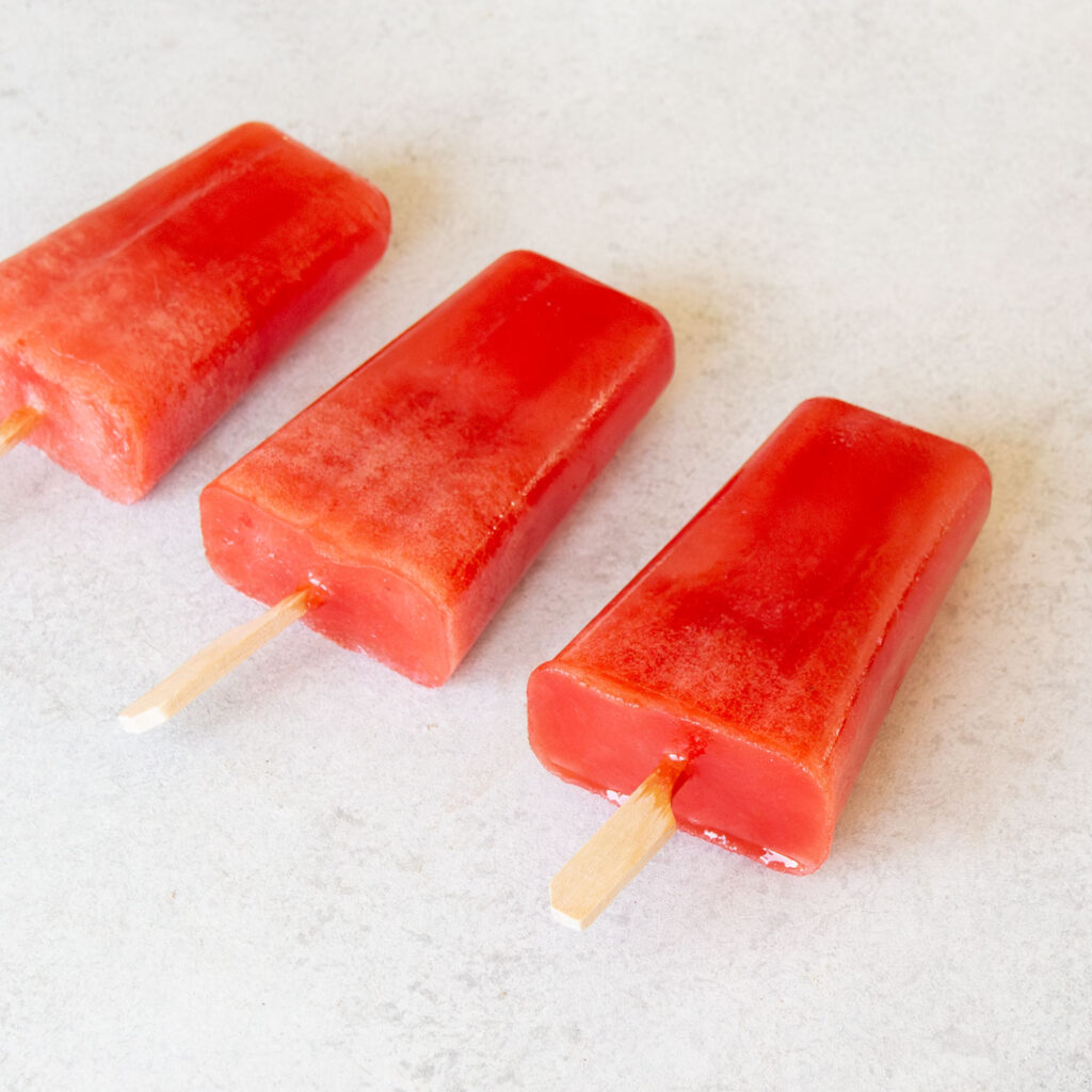 Erfrischendes Wassermelonen-Eis: 3 Stück sind zu sehen.