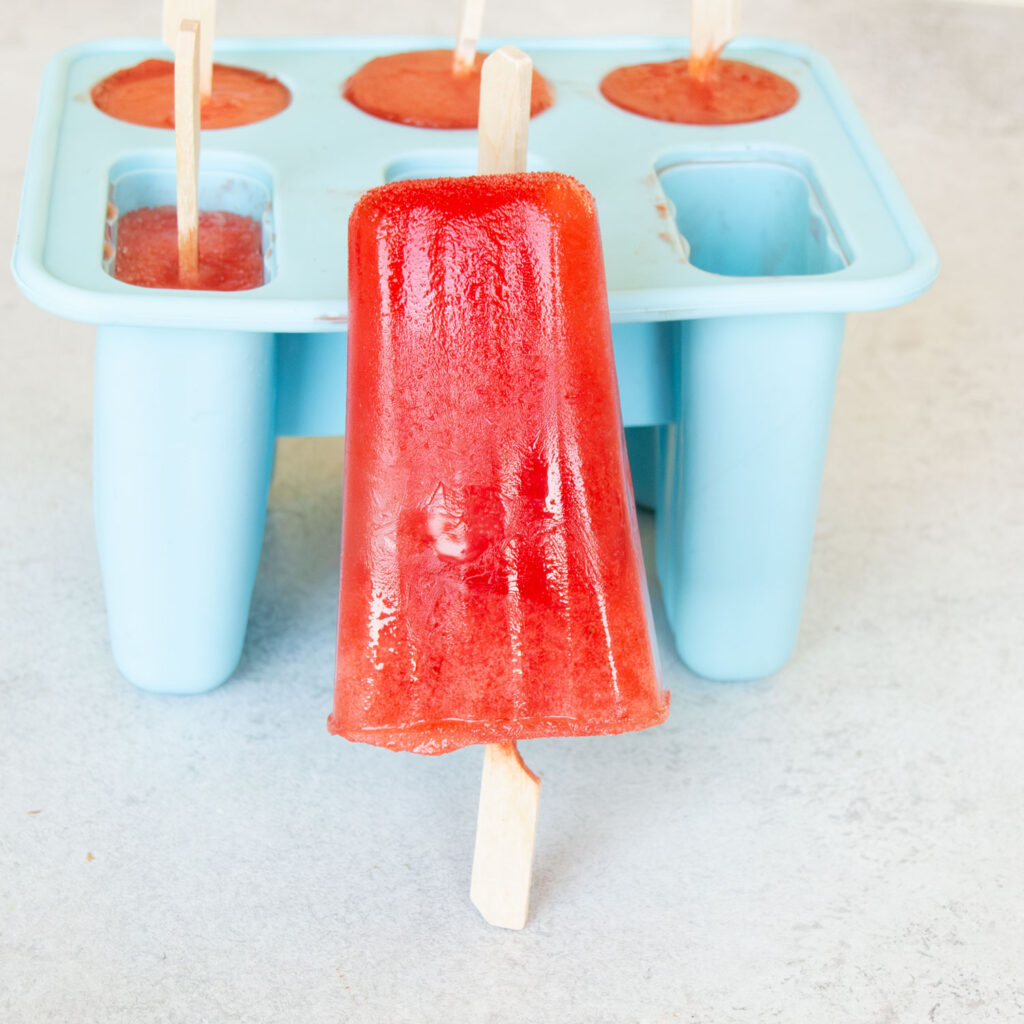 Erfrischendes Wassermelonen-Eis: Ein Eis ist aufgestellt und an die Form gelehnt.