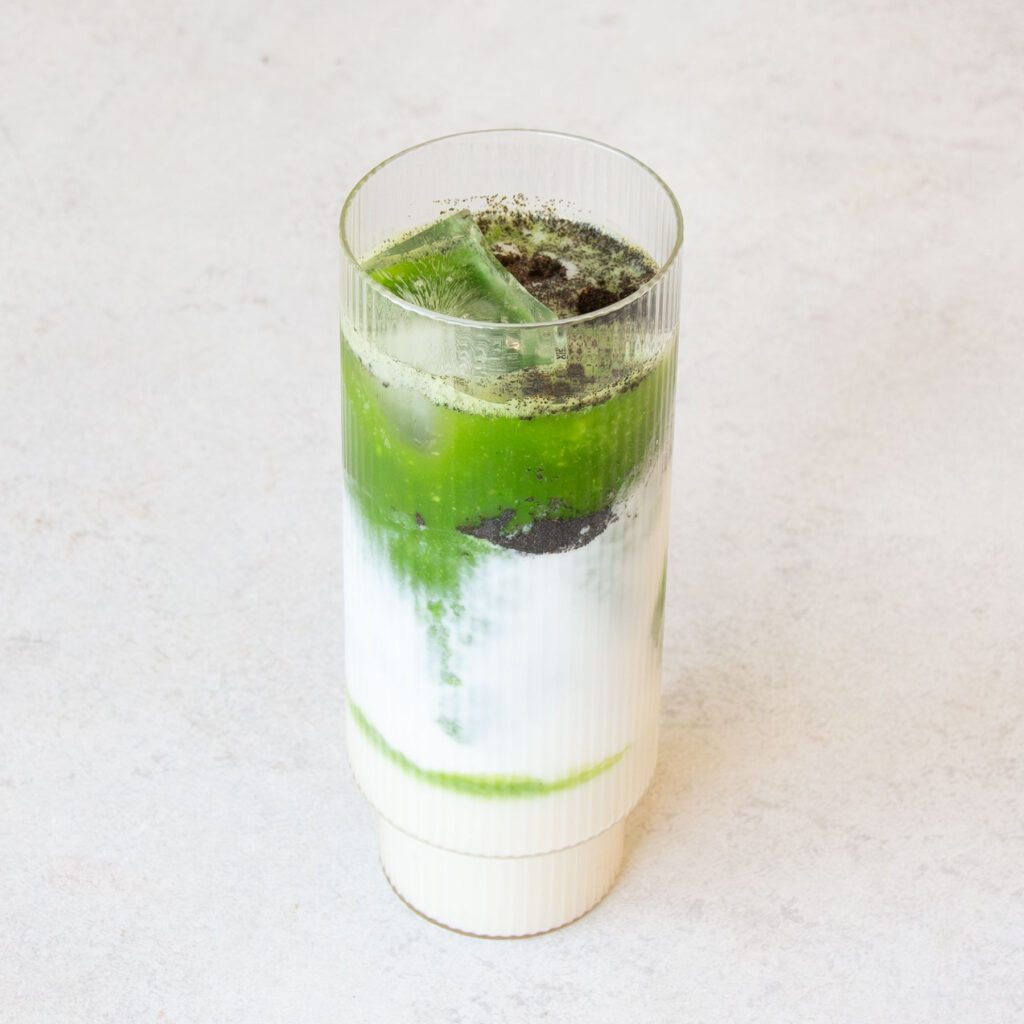 Cremiger Kokos-Vanille-Matcha in einem Glas
