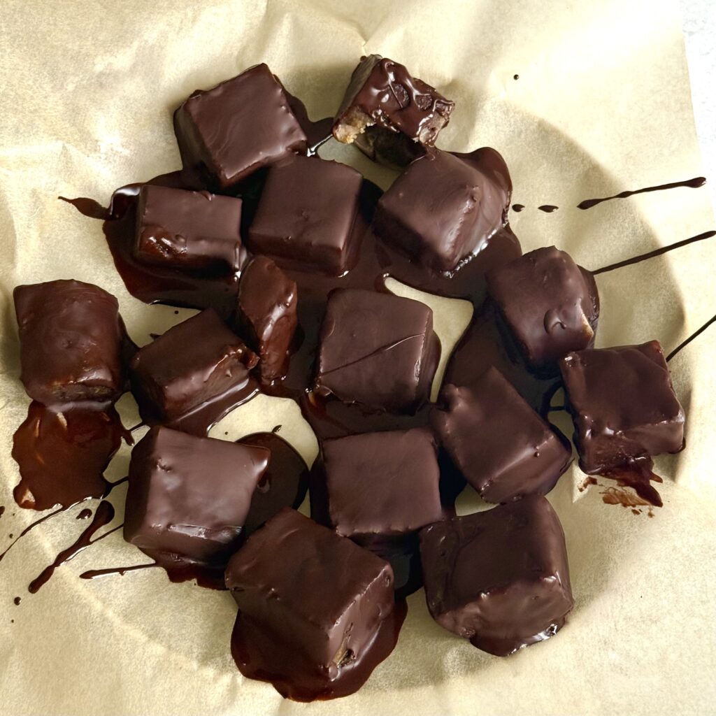 Schoko-Karamell-Bites liegen auf einem Teller.