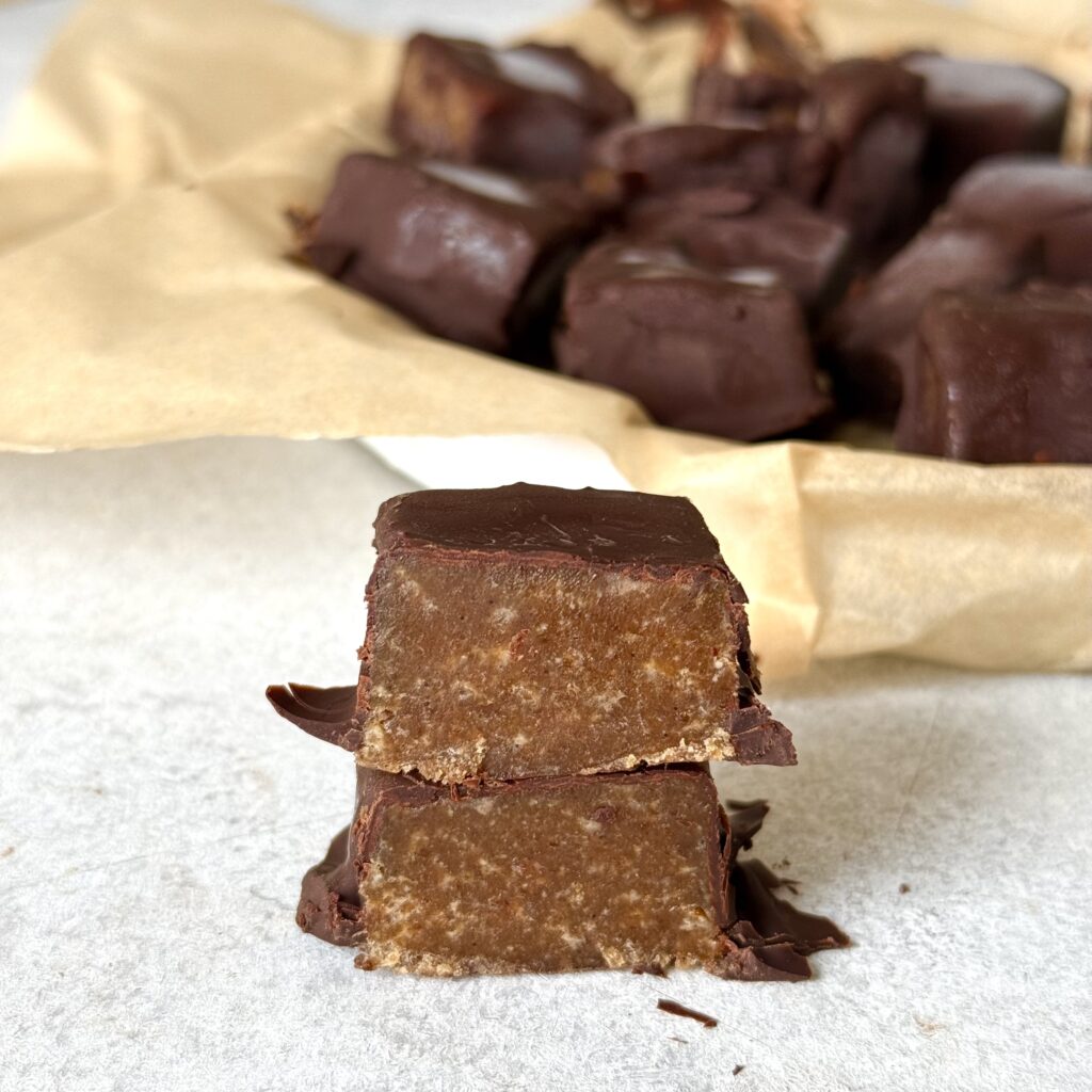 Schoko-Karamell-Bites angeschnitten und übereinander gestapelt. 