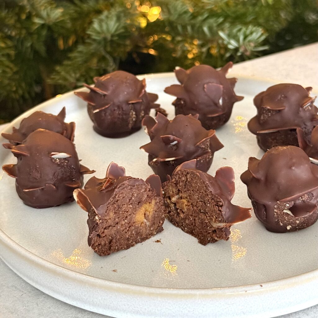 No-Bake Schoko-Tannenzapfen aufgeschnitten auf einem Teller.