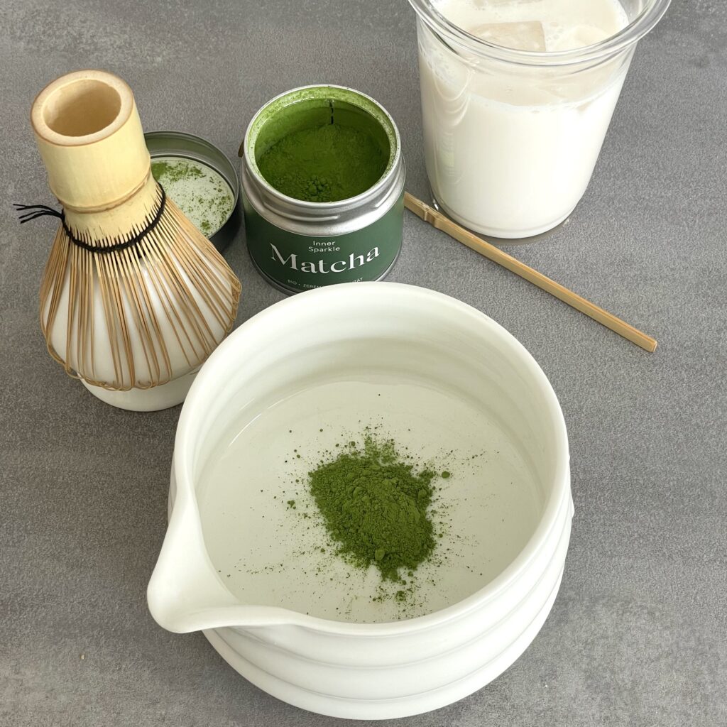 Bild mit Matcha, Besen und Löffel