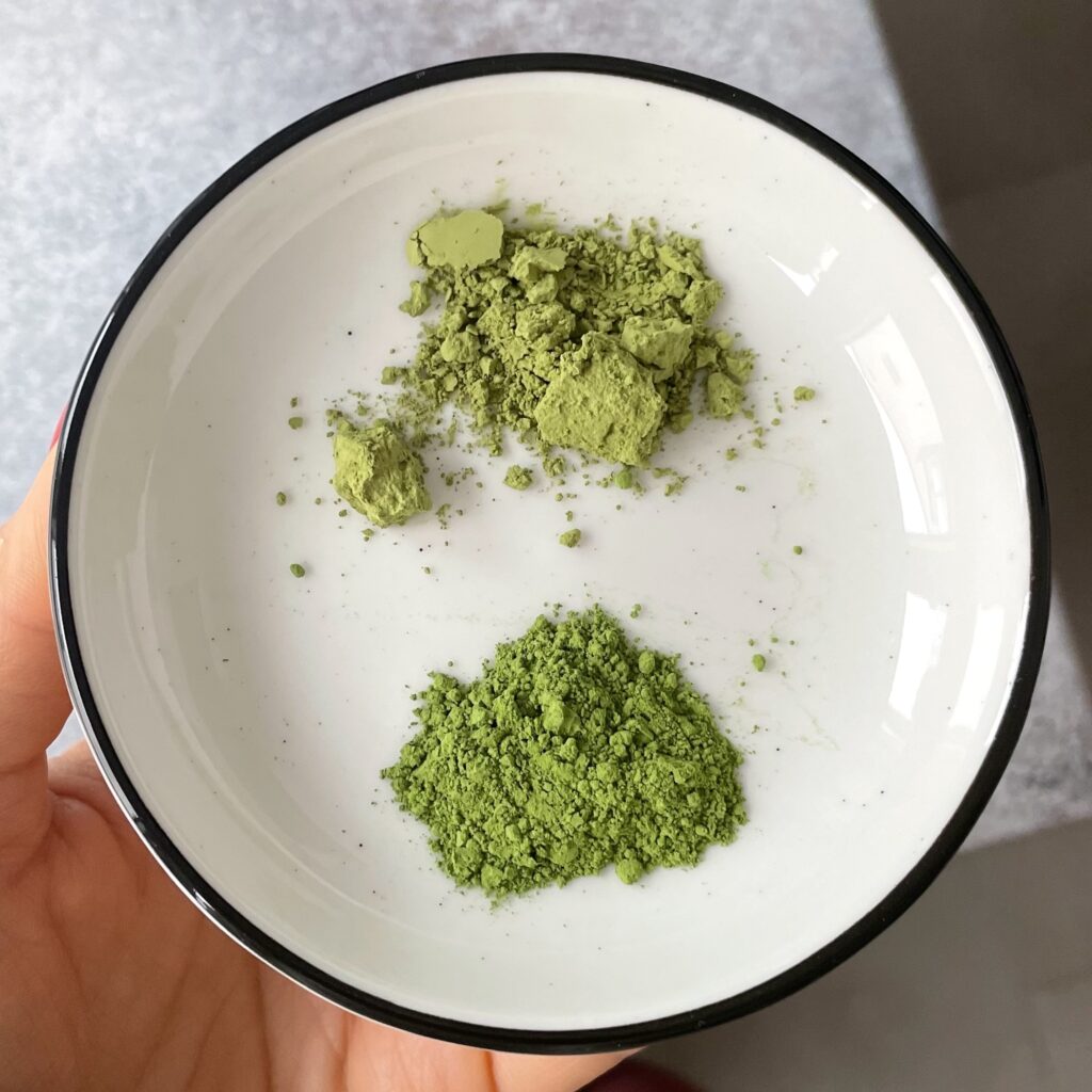 Zwei verschiedene Matcha-Qualitäten sind auf einem Teller zu sehen.