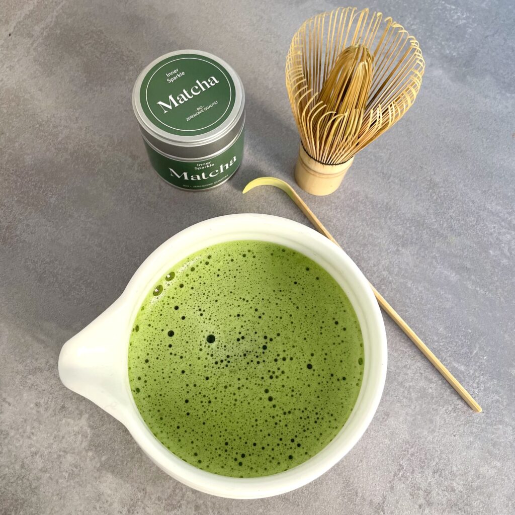Fertig angerührter Matcha in einer Schüssel.