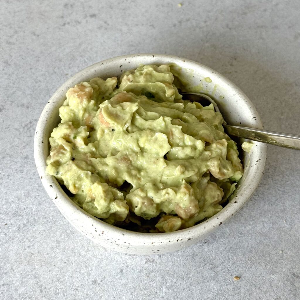 Kichererbsen-Mayonnaise in einer Schüssel.