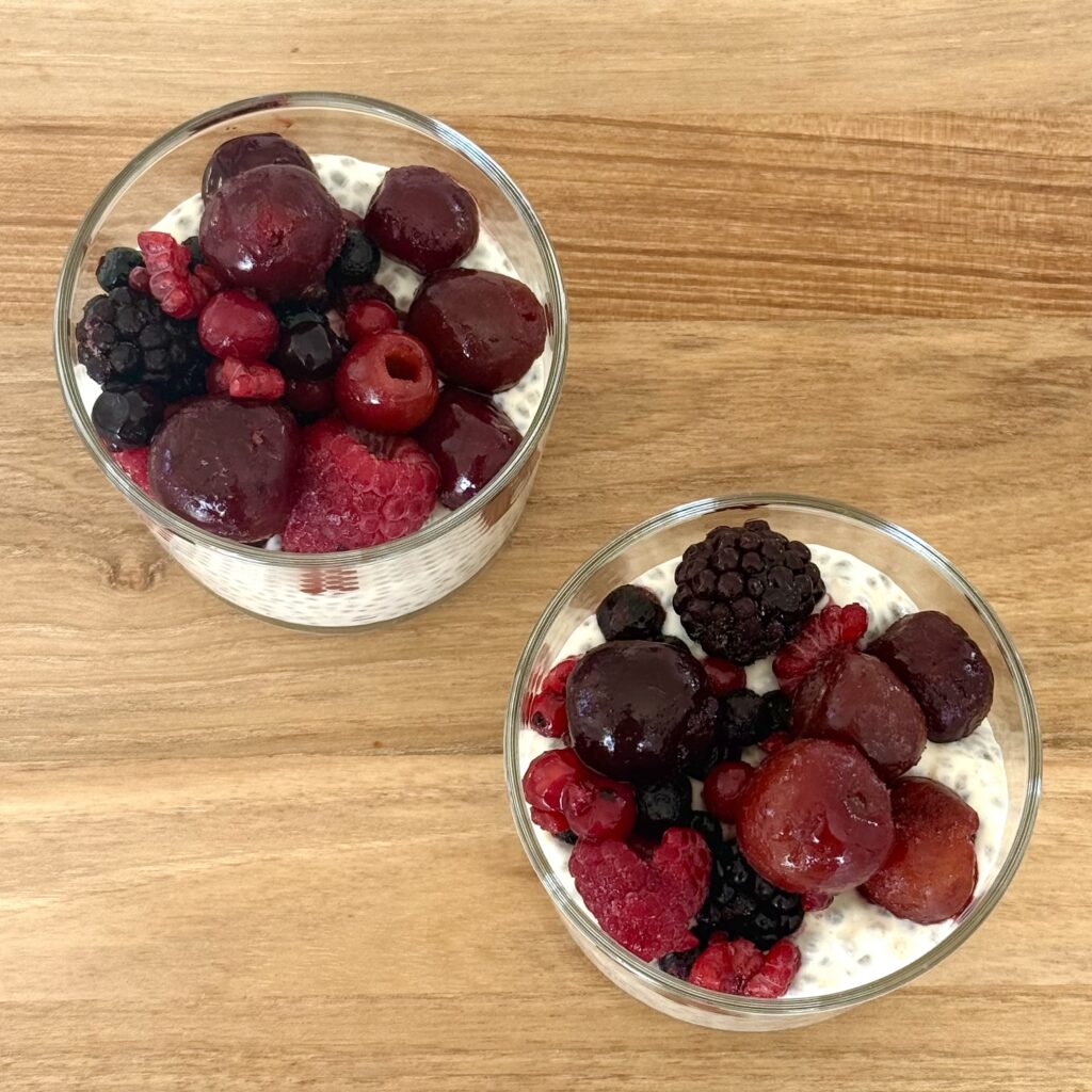 Erdnuss-Chiapudding mit Beeren von oben fotografiert.