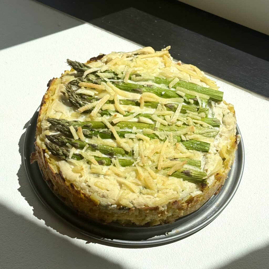 Vegane Kartoffel-Tarte mit Spargel (glutenfrei) frisch aus dem Ofen.