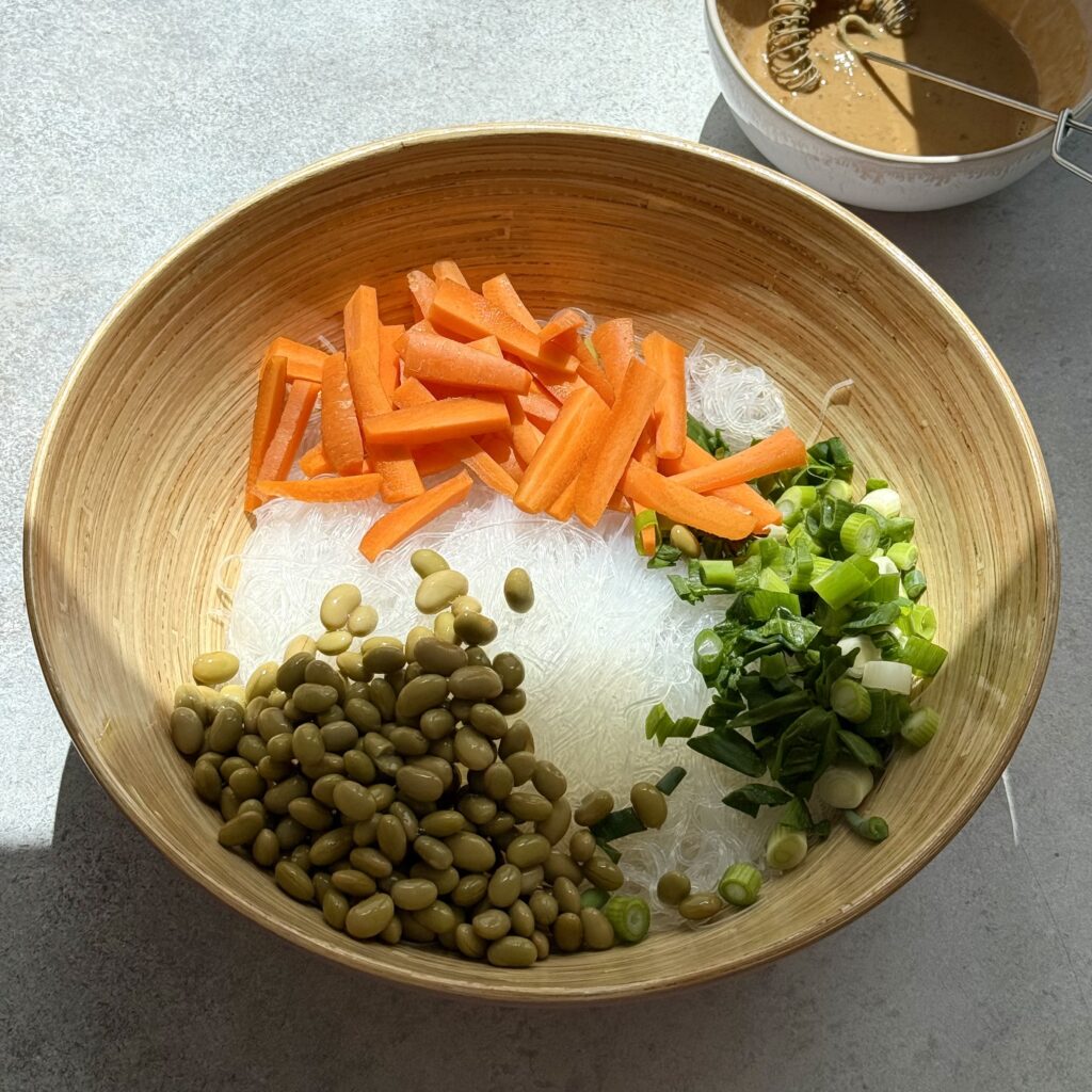 Glasnudelsalat mit Erdnuss-Dressing von oben fotografiert