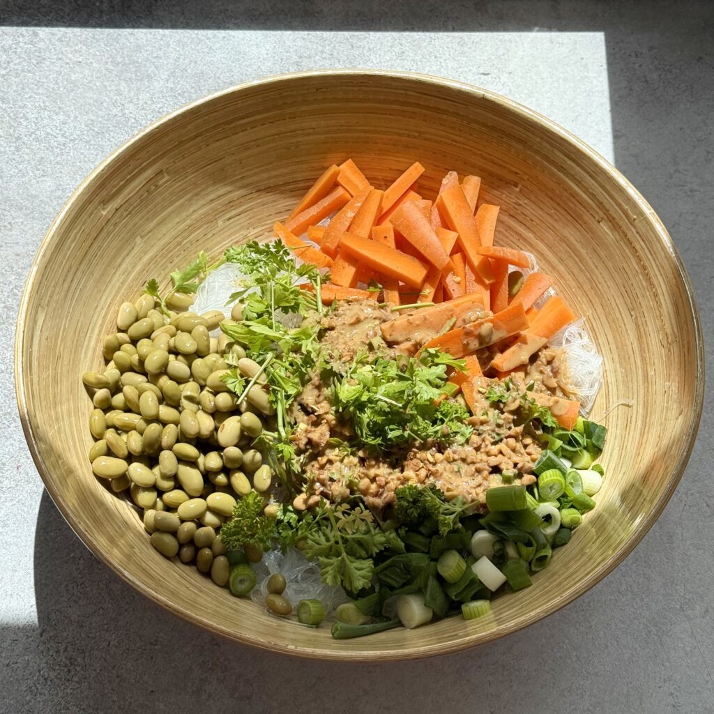 Glasnudelsalat mit Erdnuss-Dressing in einer Schüssel