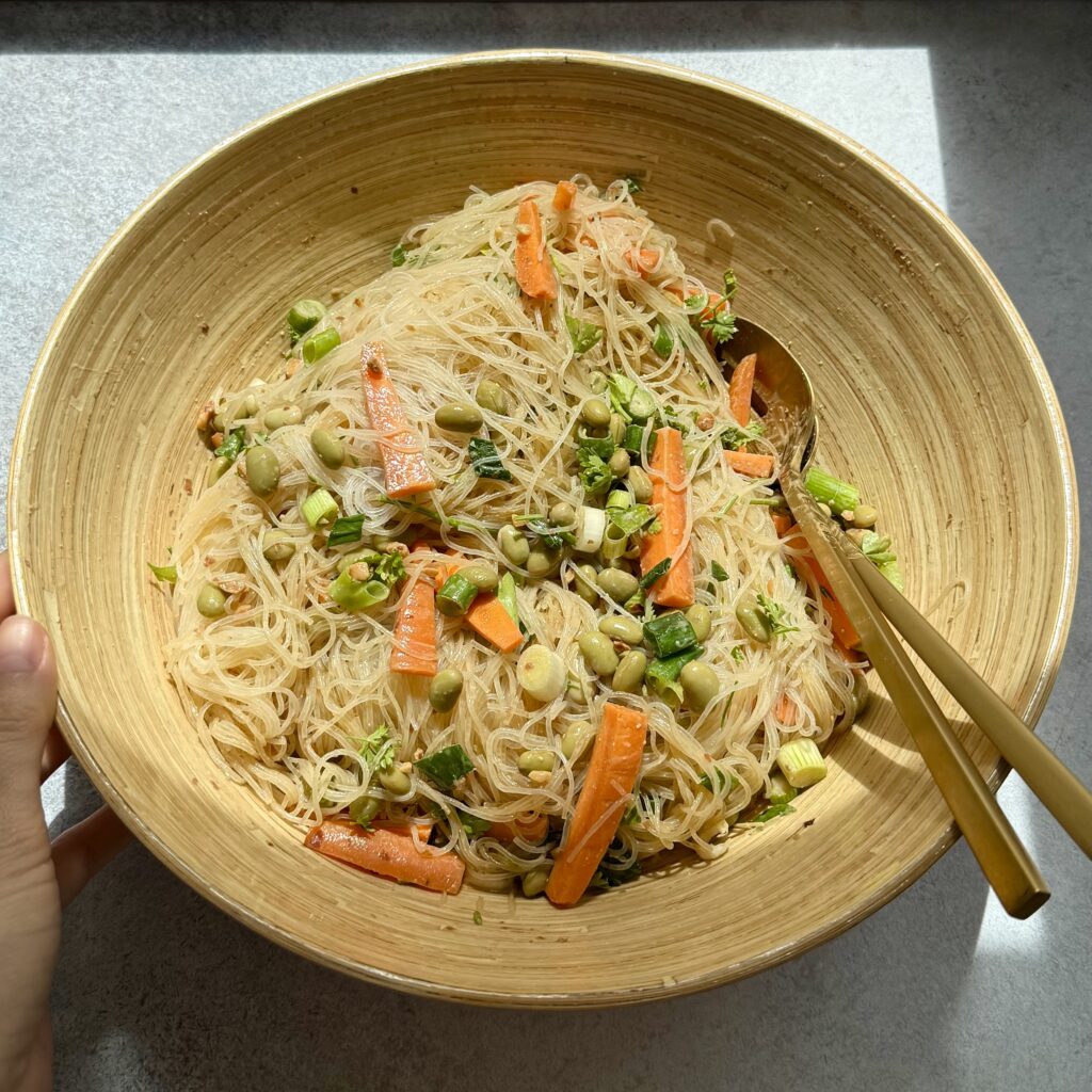 Glasnudelsalat mit Erdnuss-Dressing - alle Zutaten sind vermengt.