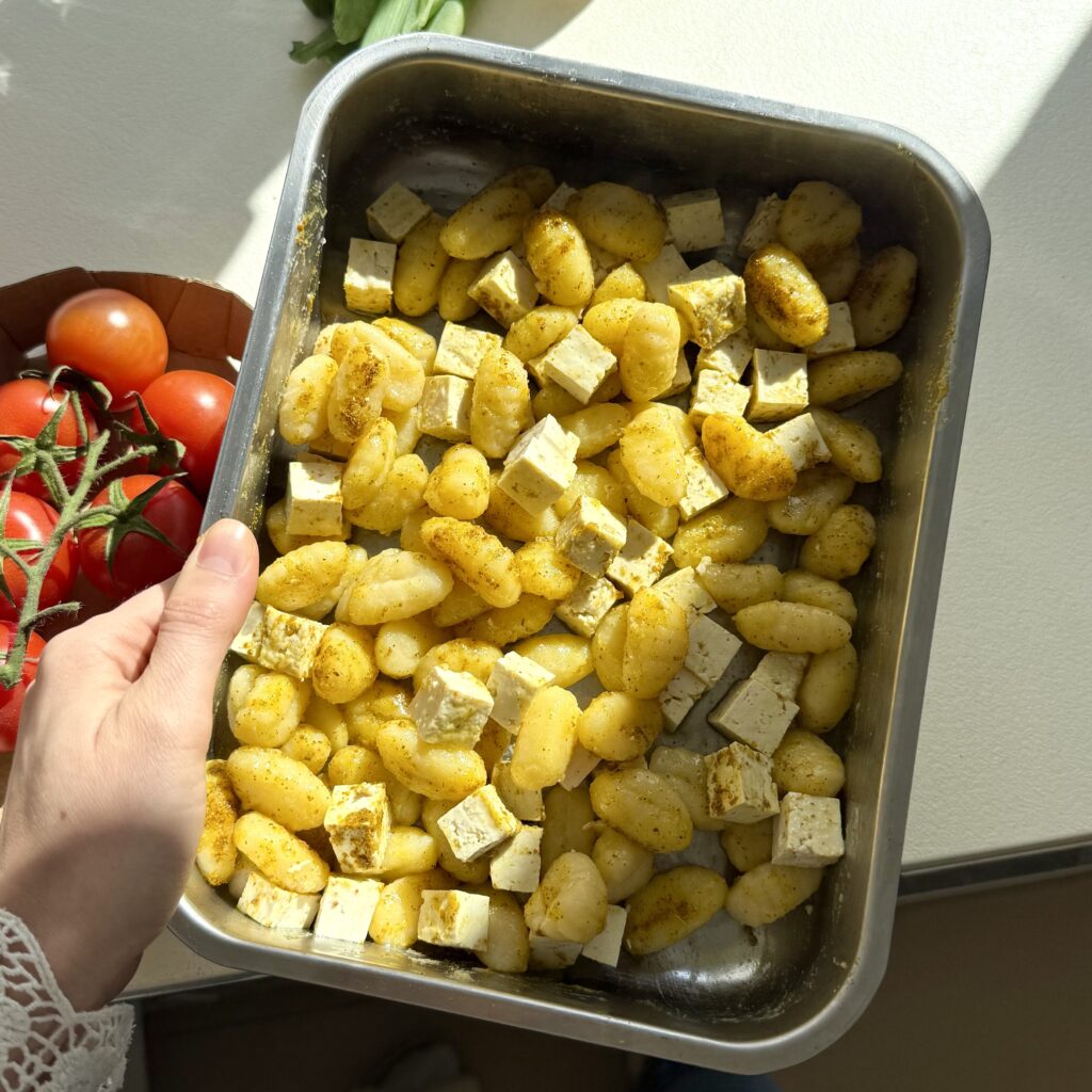 Gnocchi mit Tofu nach dem Backen auf einem Backblech