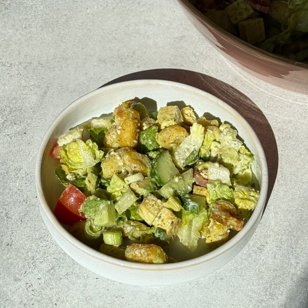 Gnocchi Salat mit Tofu auf einem Teller